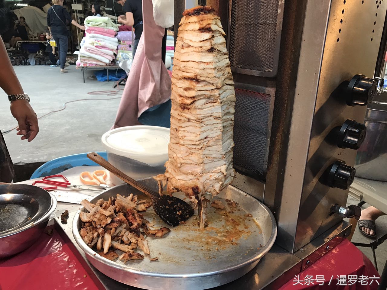 泰国街头小吃烤鸡看着就想吃,泰国街头特色炭烤鸡酱汁