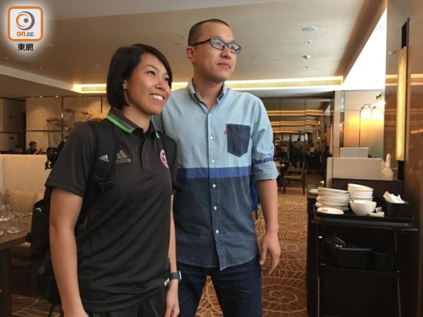 恒大对手冒雨训练美女主帅与球迷合影不关注“退票”风波