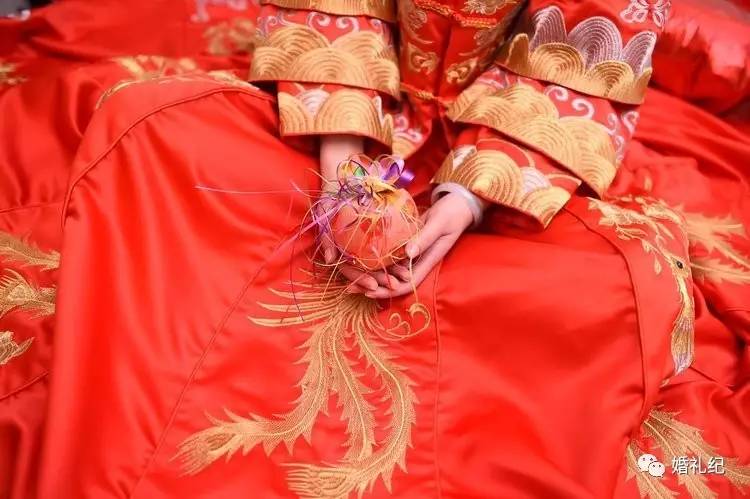 太瘦婚纱撑不起来?她们试完10家店,发现这3个款式最遮骨头