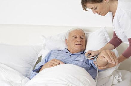 85岁癌症晚期还要做手术吗,癌症病人快不行了还要去医院吗