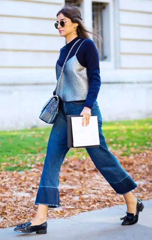 牛仔裤卷裤脚好看还是不卷好看,不剪裤脚的牛仔裤春夏新款