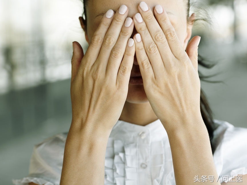 睫毛进入眼里怎么取出,接睫毛清理眼部的步骤