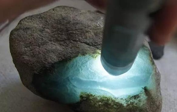 顶级玻璃种全脱沙翡翠原石,缅甸翡翠原石顶级的一公斤多少钱