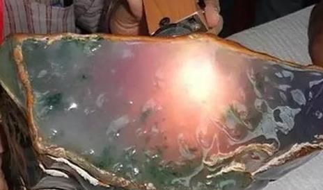 顶级玻璃种全脱沙翡翠原石,缅甸翡翠原石顶级的一公斤多少钱