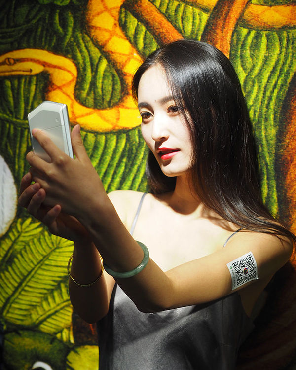 卡西欧自拍神器tr750怎么换电池,卡西欧tr750拍照效果