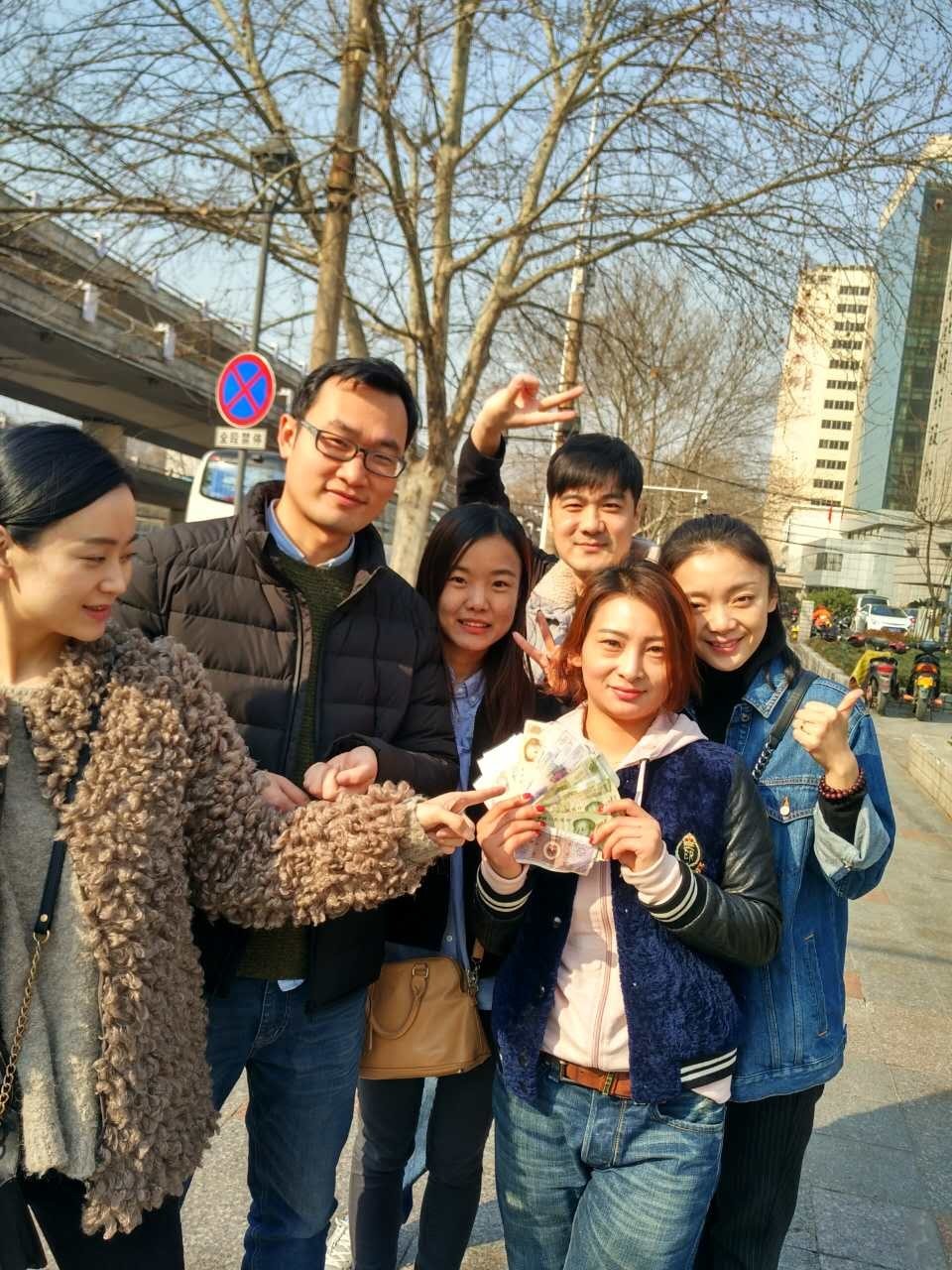 疯了！一群人在街上要钱，用了什么方法……竟拿到了这么多！