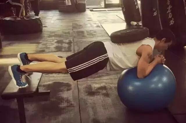 平板支撑每天2分钟坚持3个月,深蹲和平板支撑能不能紧致身材