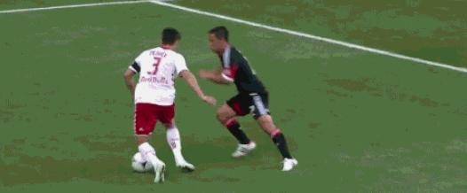 足球过人实用技巧小学生,c罗足球过人技巧教学大全