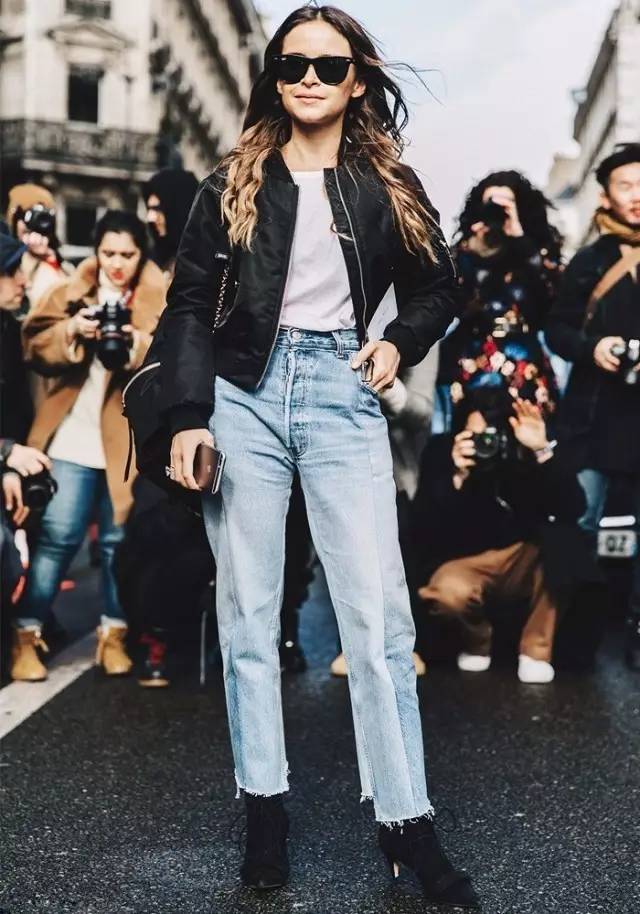 牛仔裤卷裤脚好看还是不卷好看,不剪裤脚的牛仔裤春夏新款