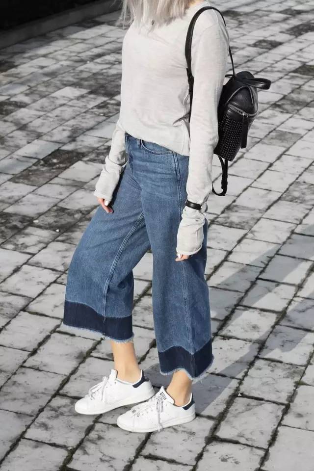 牛仔裤卷裤脚好看还是不卷好看,不剪裤脚的牛仔裤春夏新款