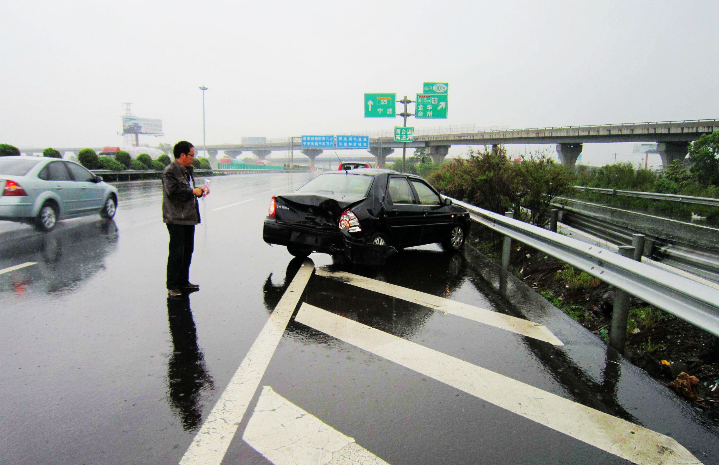 雨天高速公路雨滑现象怎么处理,下雨天车子水滑怎么回事