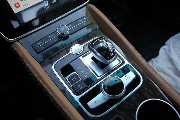 比亚迪秦100油电混合使用感受,比亚迪秦100和秦80怎么区别