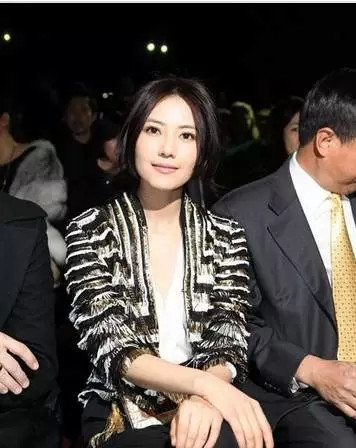 长妖痣的人眼睛很勾人吗,女人眼睛细长桃花眼勾人