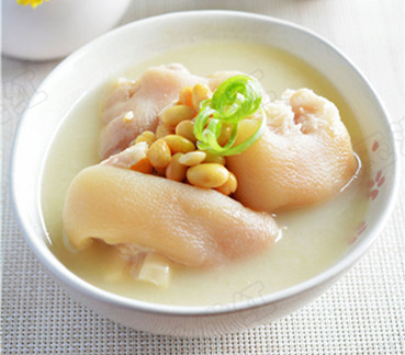 猪脚炖黄豆黄豆泡多久才软烂,黄豆怎么炖得软烂