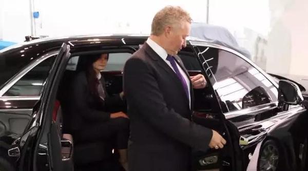 800万劳斯莱斯钱花哪了,劳斯莱斯赠送的伞放在哪里