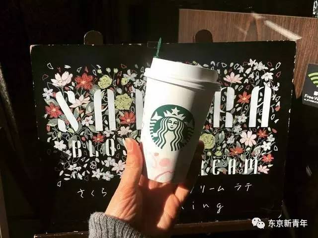 日本足球选手被星巴克雇去画画！笔下一杯470块的“樱花”拿铁竟能引来6万人围观……