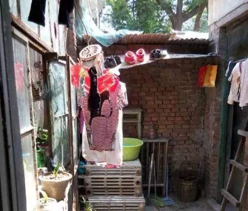 外国小鲜肉只花400元竟然租到了北京二环的房子,然而刚拿到房子的瞬间却差点哭了出来