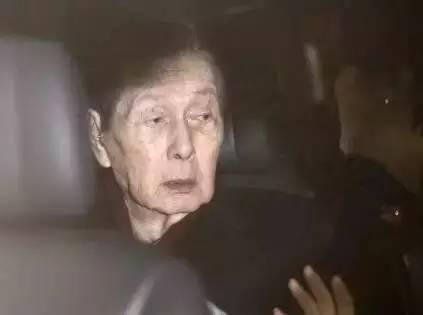 父子同睡一个女明星，儿子把老子赶下台，乐天家族上演超屌炸天宫斗剧，厉害厉害！