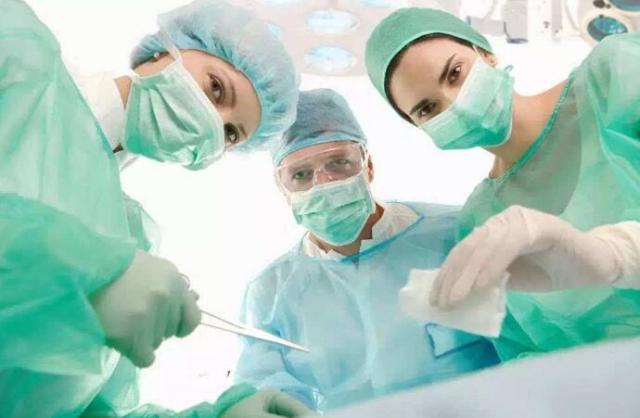 宝宝耳边有个小鼓包软软的,宝宝耳边长了个包