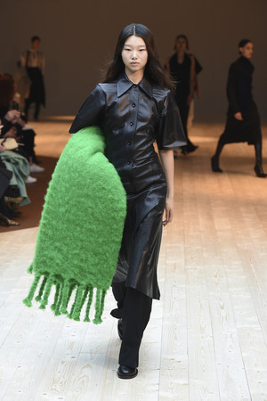 欧阳娜娜巴黎世家帽,巴黎世家欧阳娜娜同款