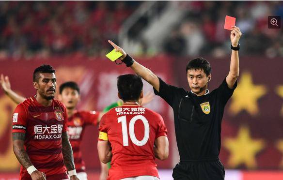 13黄+2红，一场“丑陋”的比赛，谁的脑袋被“驴踢了”？