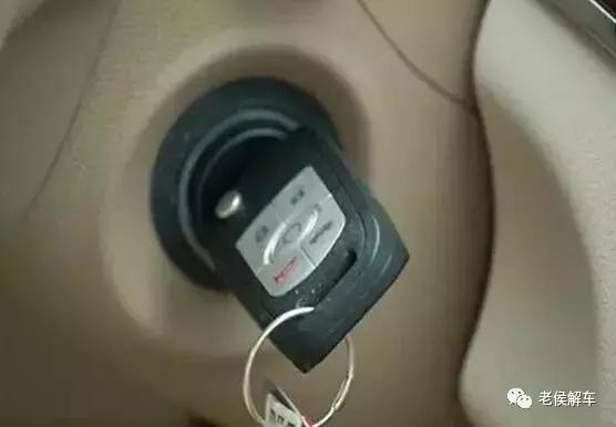 电瓶拆的时候先拆零线还是火线啊,电瓶连接的线可以拆吗