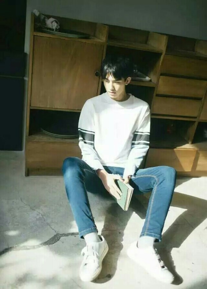 牛仔裤和工装裤搭配,牛仔裤和工装裤哪个好搭配