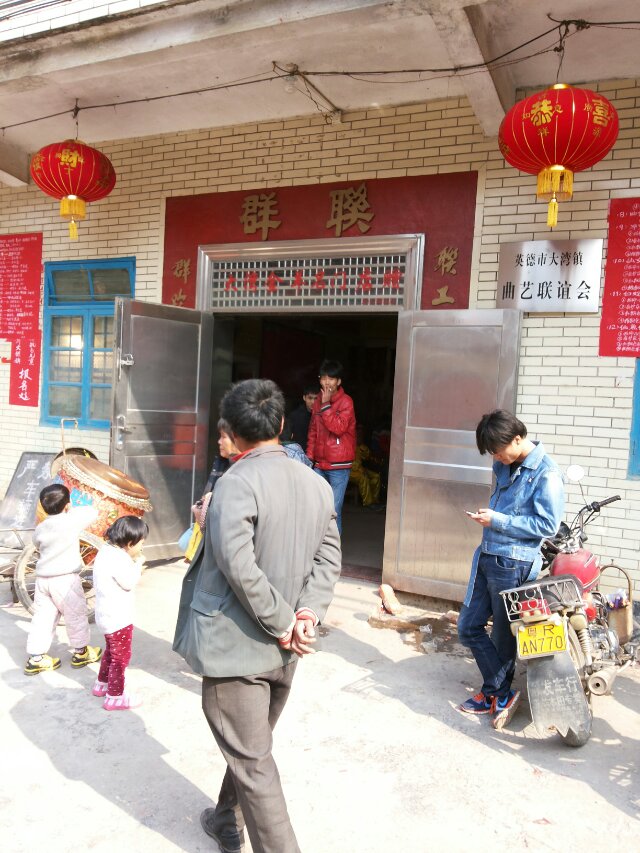 元宵节，在这里的鞭炮是这样玩的，看着都痛呀