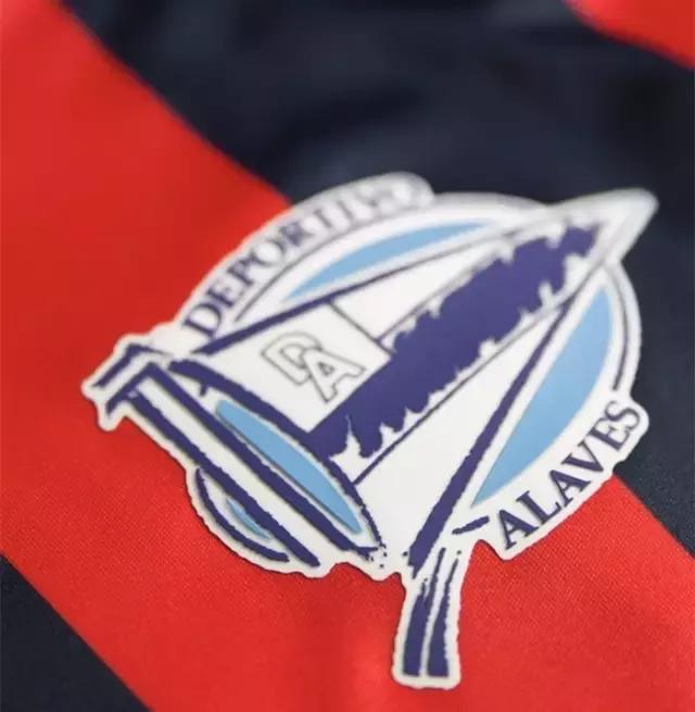 伊比利亚轶事丨足球赛场惊现篮球球衣，是友谊的象征还是？