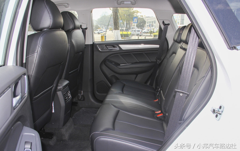 荣威rx5第三代超感旗舰夜间行驶,荣威rx516款1.5t互联网智享版