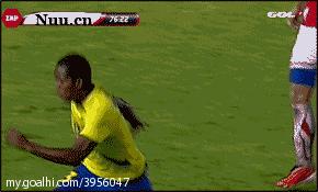 足球场上打一耳光然后假摔,足球场上被打一巴掌跳起来假摔