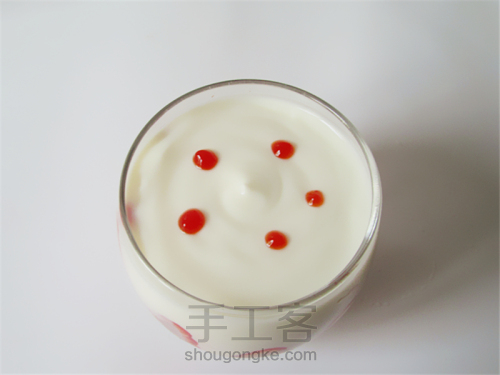 女性喝草莓酸奶,草莓酸奶饮