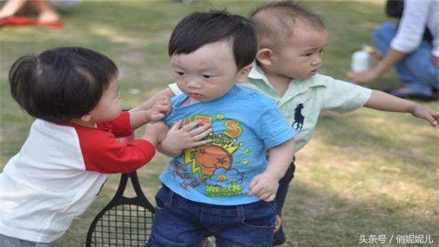 孩子外面总是打人推人咬人怎么办,一岁孩子打人咬人的正确引导