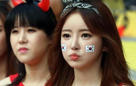 面对他国足羞愧：世界五大球王之一来自中国，媲美京剧大师梅兰芳