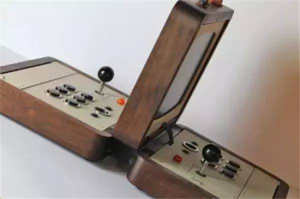 小朋友把手放下去捡玩具,小朋友把手放玩具