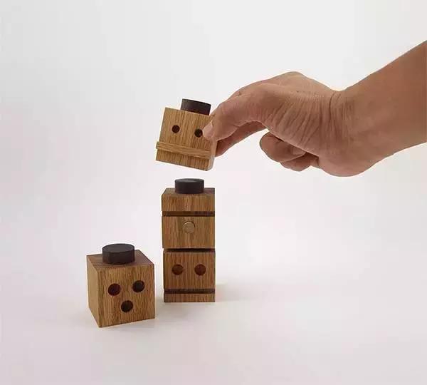 小朋友把手放下去捡玩具,小朋友把手放玩具