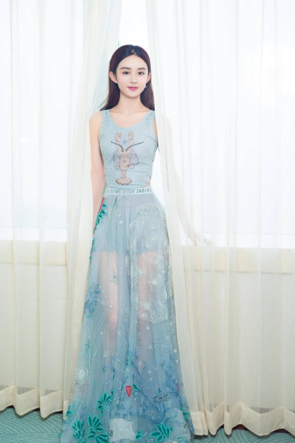 赵丽颖穿的白色露腰裤子,赵丽颖露腰上衣裤子穿搭