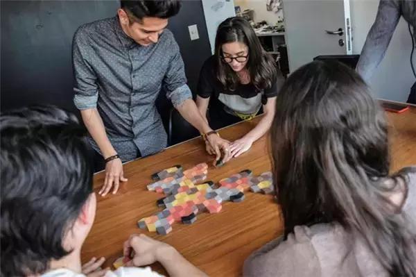 小朋友把手放下去捡玩具,小朋友把手放玩具