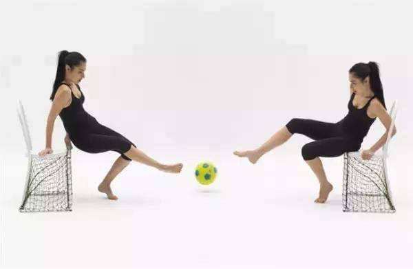 小朋友把手放下去捡玩具,小朋友把手放玩具