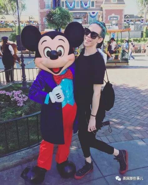 一个不想做男人也不想做女人的小哥，在成为外星人的路上越走越远了……