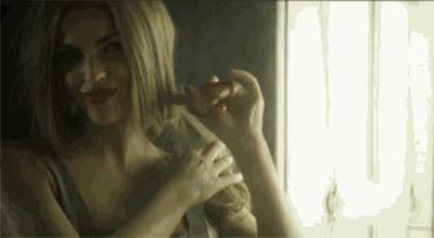 深夜东西｜在男女神之间切换自如的酷女孩，把多少姑娘都掰弯了……