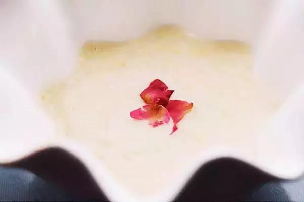 宋美龄抽烟喝酒玩麻将，活到106岁还肤白貌美，秘方来自一碗粥