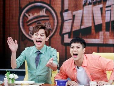 王嘉尔高情商白敬亭,王嘉尔台上与白敬亭互动