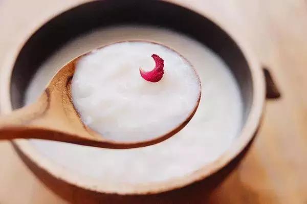 宋美龄抽烟喝酒玩麻将，活到106岁还肤白貌美，秘方来自一碗粥