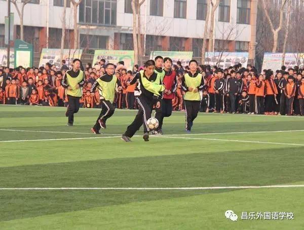 又一次校园足球比赛,校园足球比赛校长和教练在讨论