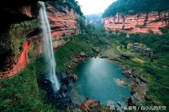 几十年前男子救过一个小男孩,男子十年前收留穷小子10年后报恩