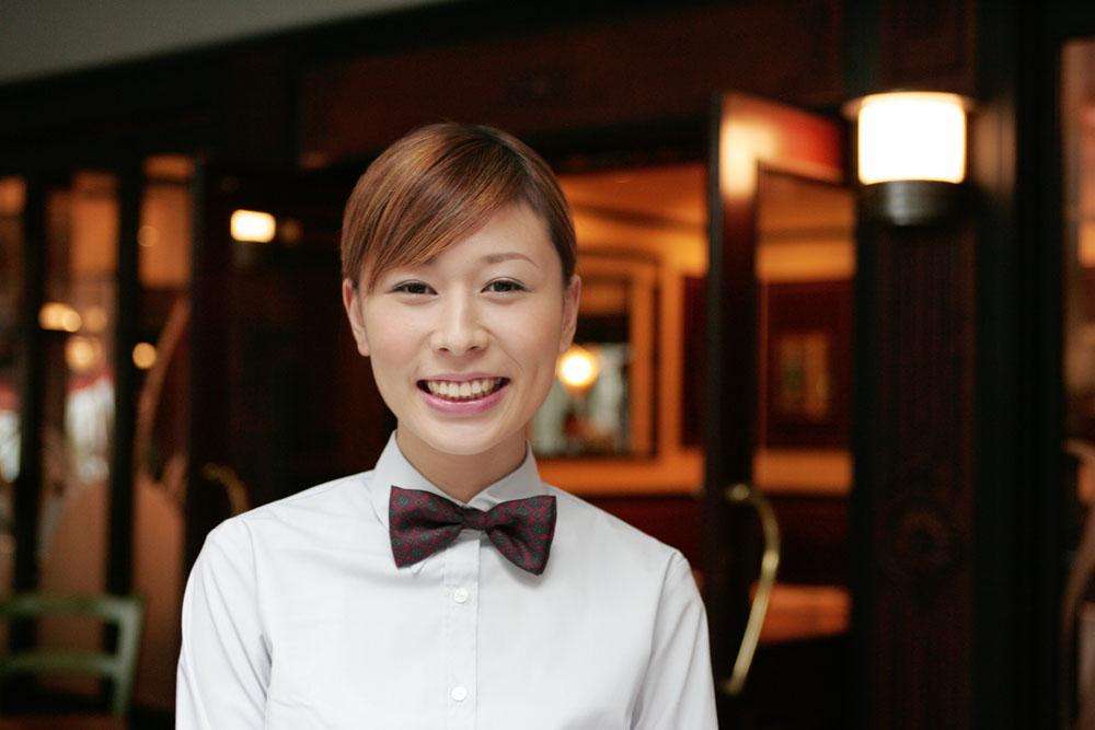 服务员不小心将汤汁洒到客人身上，要怎么样才能迅速补救？