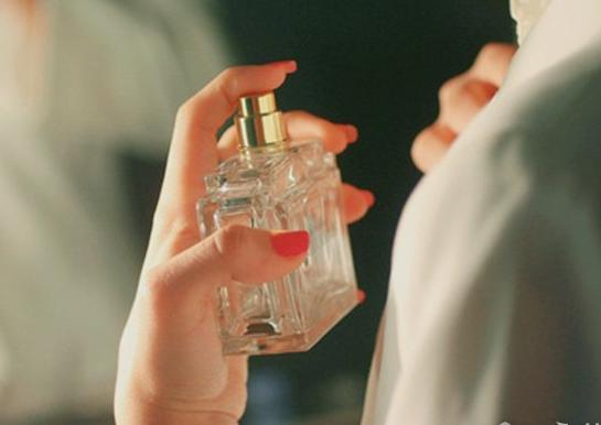 香水使用方法如何正确使用香水,香水如何正确使用持久留香