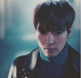 王嘉尔高情商白敬亭,王嘉尔台上与白敬亭互动