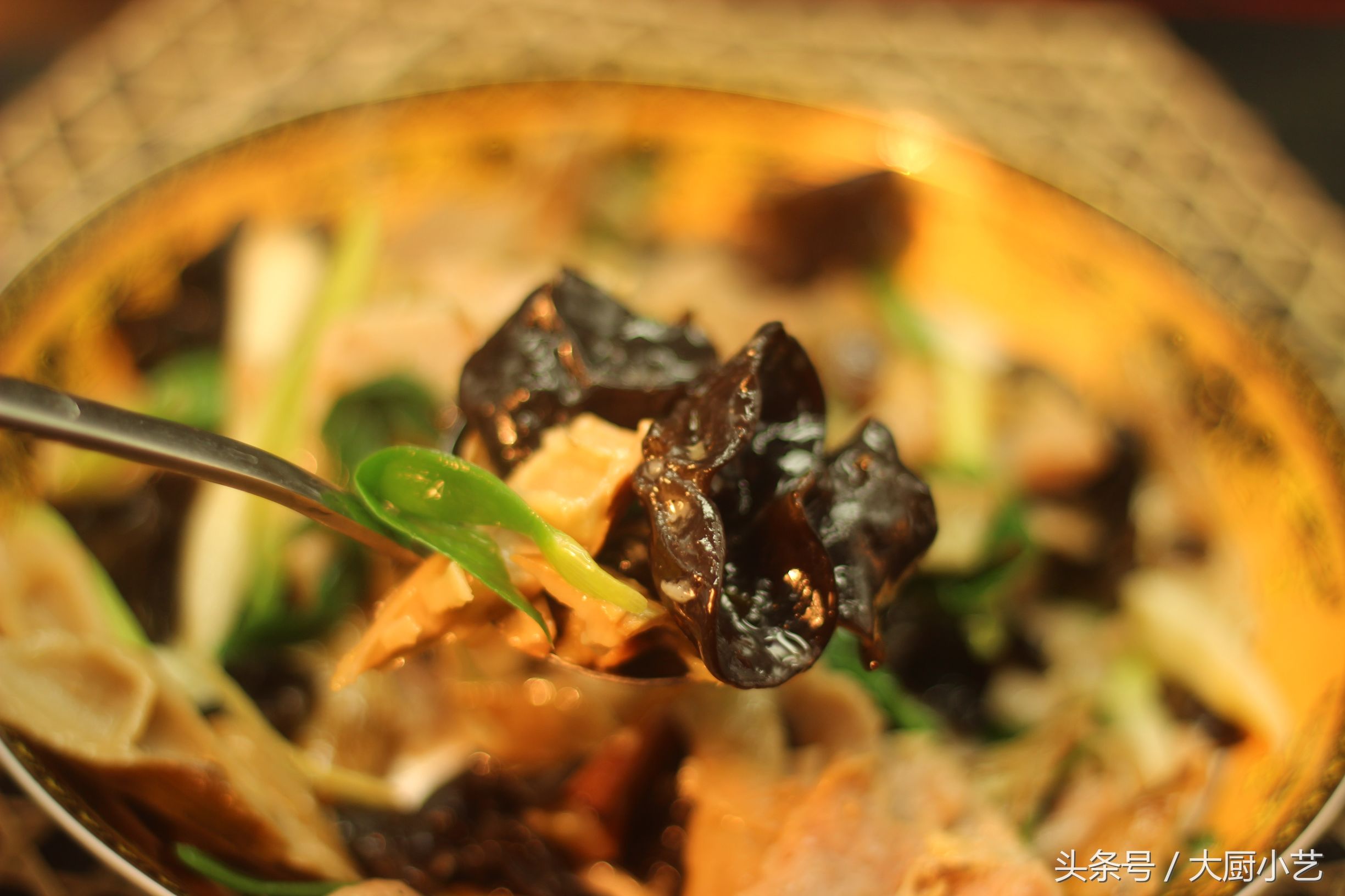 人老了长老年斑跟白斑,人老了长老年斑是什么原因